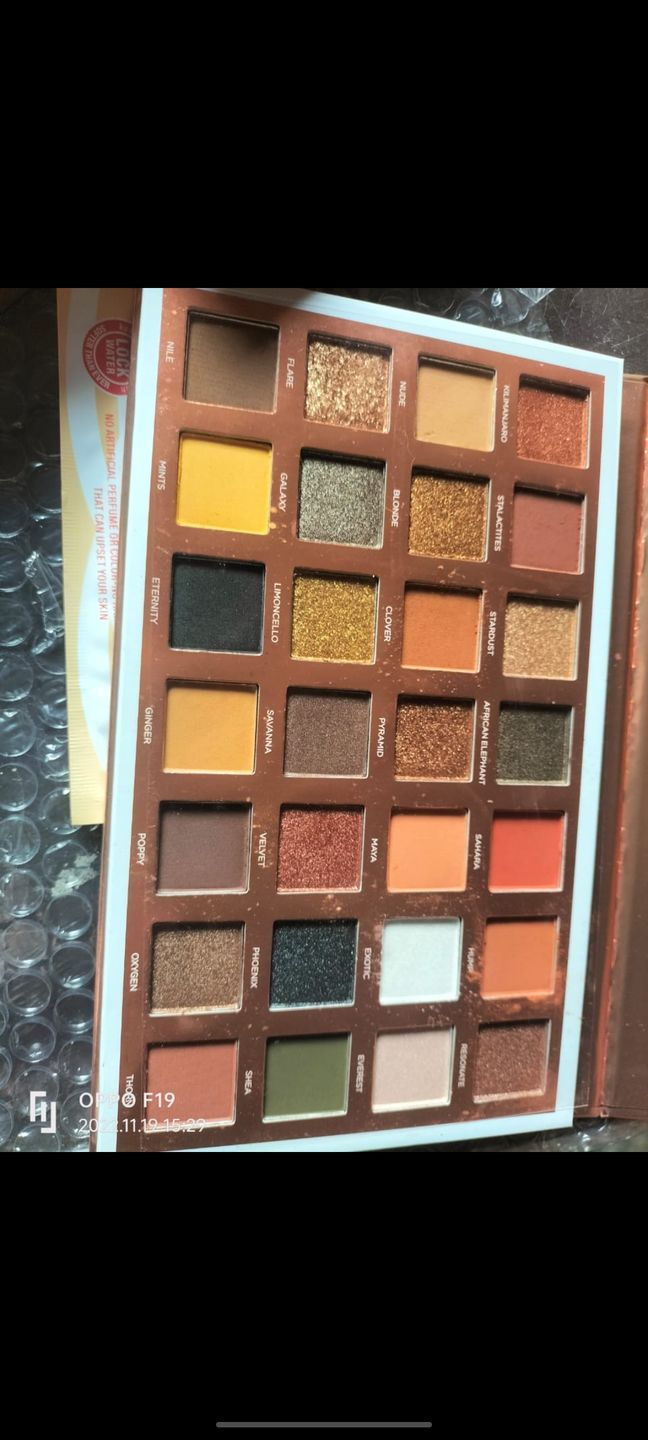 Customer photo review of O.TWO.O EYE ESSENCE PALETTE (28 COLORS EYESHADOW)