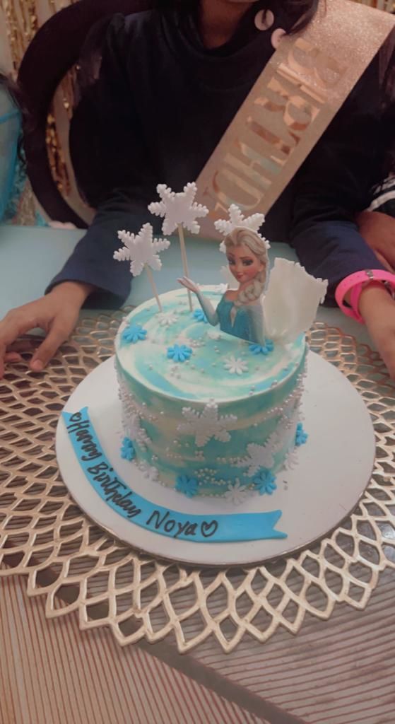 Customer photo review of Frozen Magical Cake