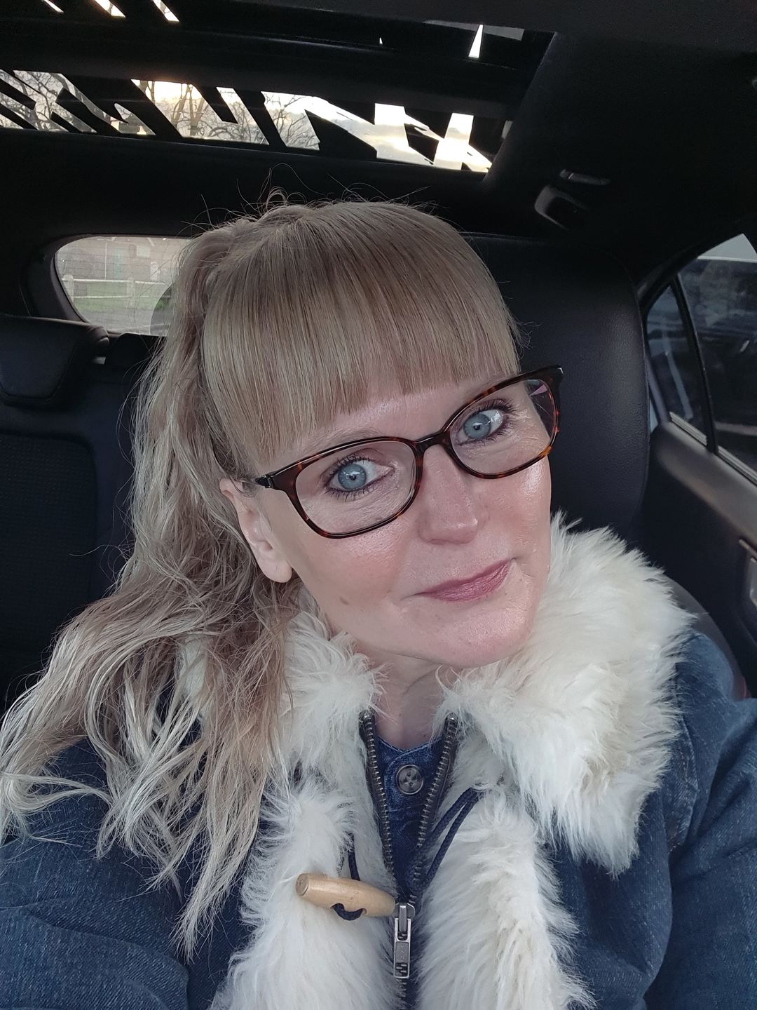 Customer photo review of Long Straight Clip-in Ponytail