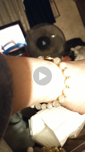 Customer video review of Bracelet anti-ménopause en Pierre de Lune | Or fin