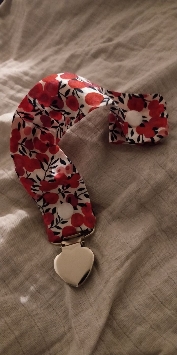 Customer photo review of Attache-tétine Liberty Wiltshire rouge