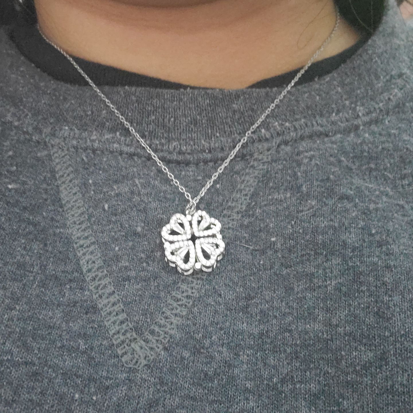 Customer photo review of Collar Trébol de Corazones con Imán