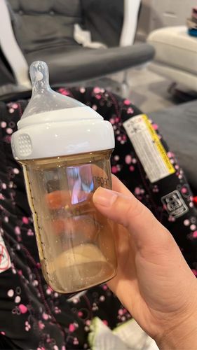 Customer photo review of Hegen PCTO™ 240ml/8oz Feeding Bottle PPSU, 2-Pack with 2 x Medium Flow Nipple (3 to 6 months)
