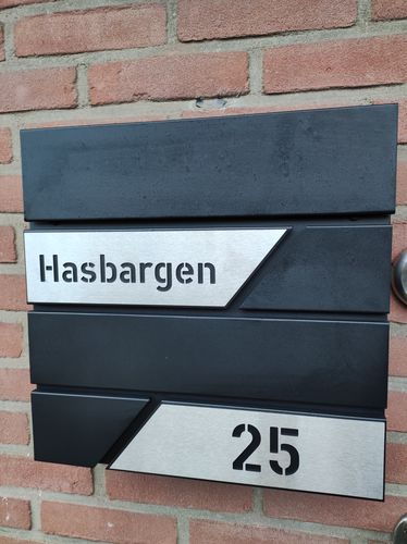 Customer photo review of AlbersDesign Briefkasten B1 schwarz (RAL9005) personalisiert mit Edelstahl-Schildern
