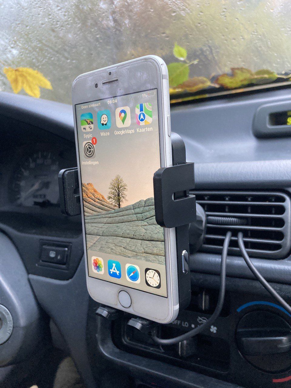 Customer photo review of Wegman Telefoonhouder met QI Draadloze Oplader Auto (15W autolader) - Ventilatierooster, Raam, Dashboard - Magsafe