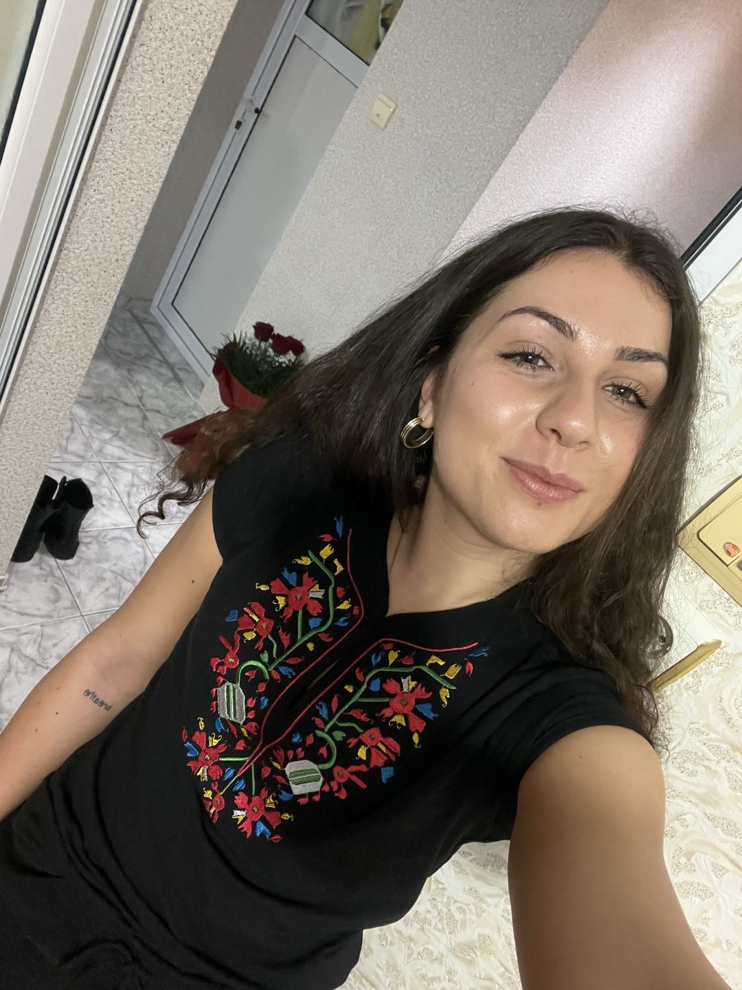 Customer photo review of Дамска тениска с V-деколте бродирана с шевица "Дърво на живота"