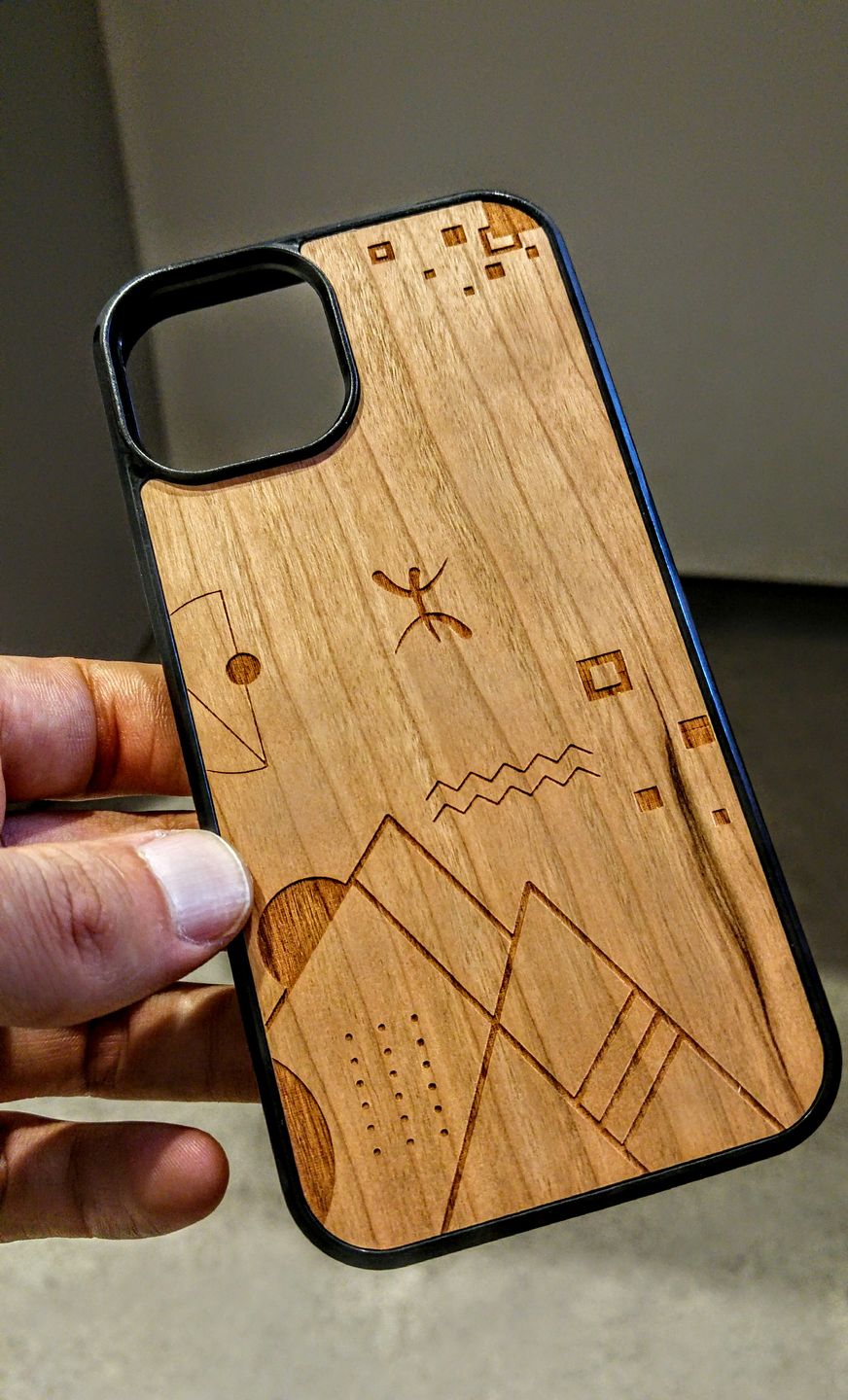 Customer photo review of iPhone - Coque en bois Abstract Amazigh - Fabrication 100% française (Azamoul x Coque en Bois)