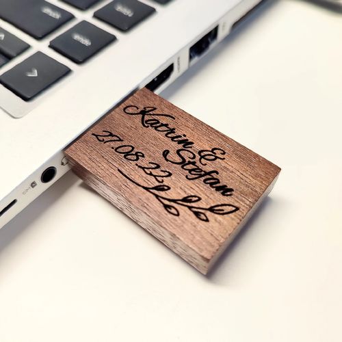 Customer photo review of Personalisierter USB-Stick aus Walnussholz für Hochzeitsfotos oder Geburtstagsfotos