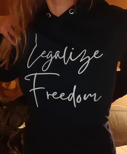 Customer photo review of DEZENTE REBELLEN ORGANIC HOODIE MÄDELS • LEGALIZE FREEDOM