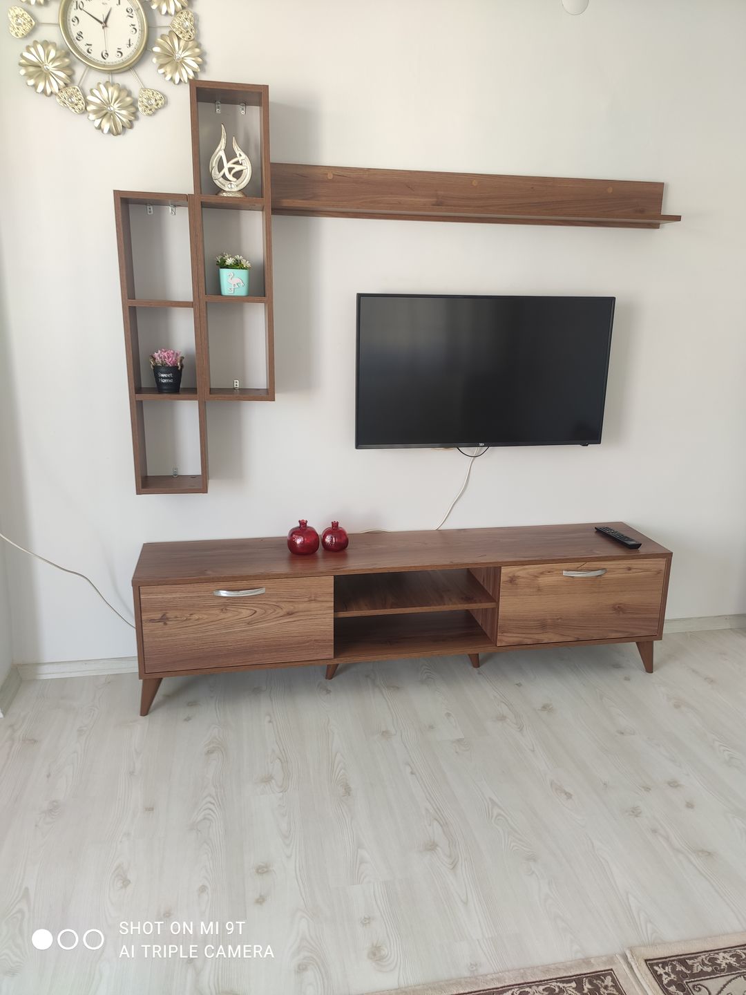 Customer photo review of Rani A9 Duvar Raflı Tv Ünitesi Kitaplıklı Tv Sehpası Duvara Monte Raflı Modern Ayaklı 180 cm Minyatür Ceviz M5