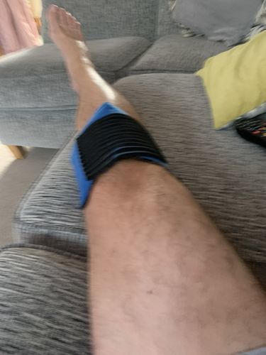 Customer photo review of GelpacksDirect Knee Ice Pack Wrap (Gel Pack with Compression Strap, Reusable Heated Knee Pads) - Hot and Cold Packs (13 x 26 cm) for Knee Pain Injuries
