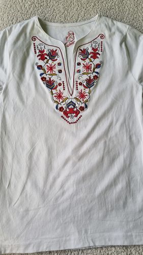 undefined review of Дамска тениска с  V образно деколте бродирана със самоковска шевица image 1 out of 1