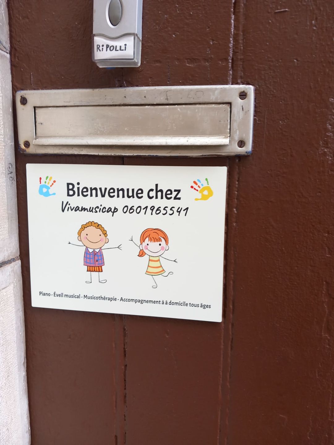 Customer photo review of Bienvenue chez... - Plaque de porte personnalisée