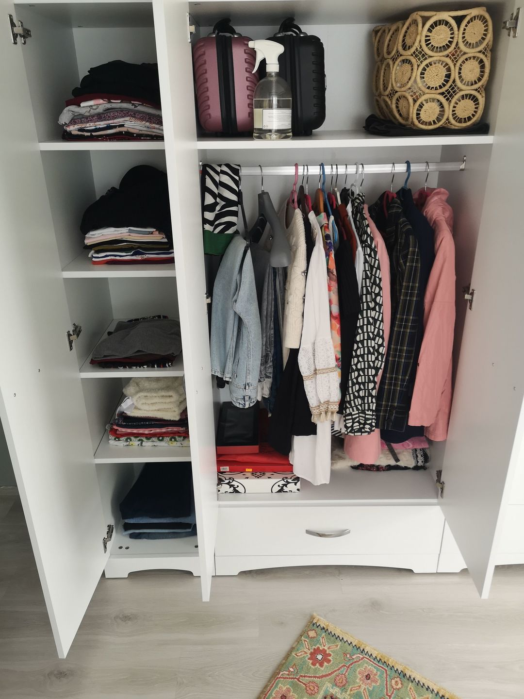 Customer photo review of Rani F4 Geniş Gardırop Elbise Dolabı 6 Kapaklı 2 Çekmeceli 12 Raflı 2 Askılı Tek Modül Beyaz