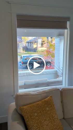 Customer video review of SmartWings Motorized Roller Shades 100% Blackout Linen