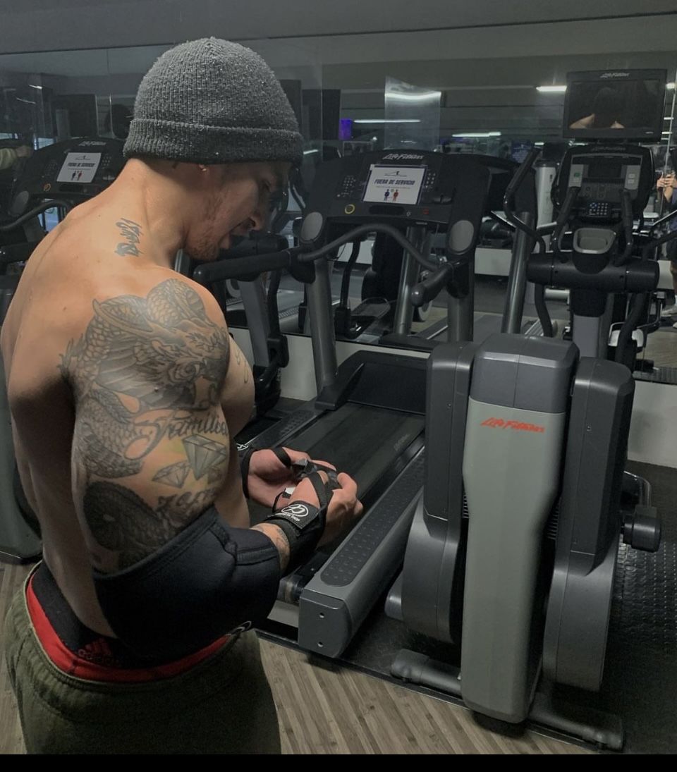 Customer photo review of Strength Shop Super Stiff Wrist Wraps - Black - IPF Approved