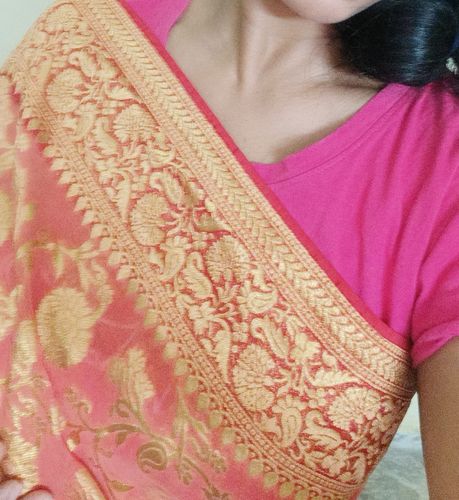 Customer photo review of Omya: Floral Khaddi Georgette Handloom Banarasi Saree in the Shades of Pink and Red