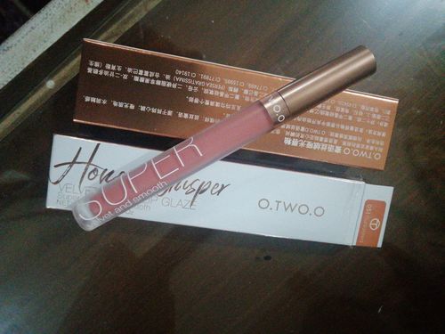 Customer photo review of O.TWO.O HONEY WHISPER VELVET MATTE LIP GLAZE