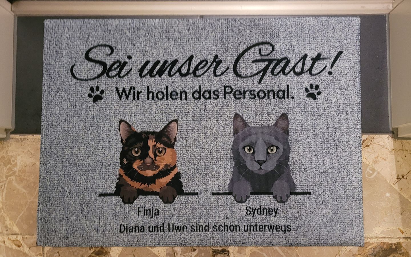 Customer photo review of Katzen holen ihr Personal - Individuelle Fußmatte