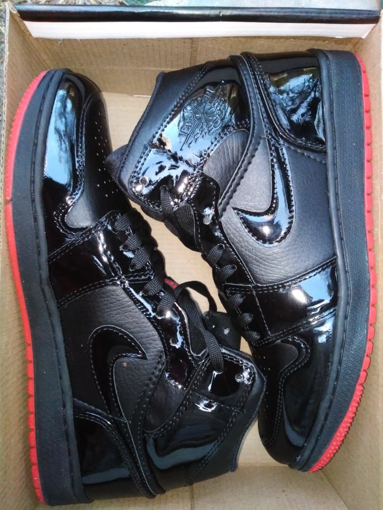 Customer photo review of Tenis Retro 1 Charol Negro Suela Rojo