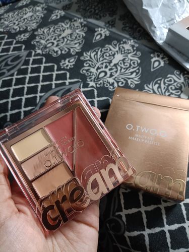 Customer photo review of O.TWO.O MULTI USE MAKEUP PALETTE