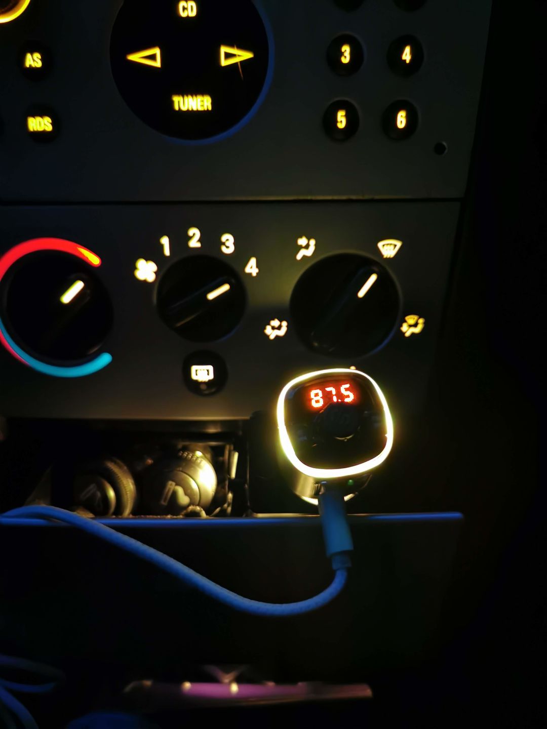 Customer photo review of Wegman Bluetooth FM Transmitter - Bluetooth Carkit - Autolader USB C