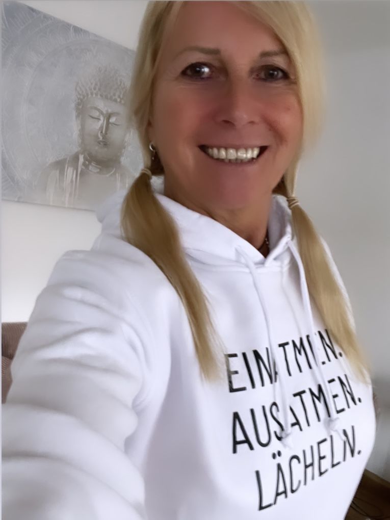 Customer photo review of Einatmen. Ausatmen. Lächeln. Bio Hoodie Unisex