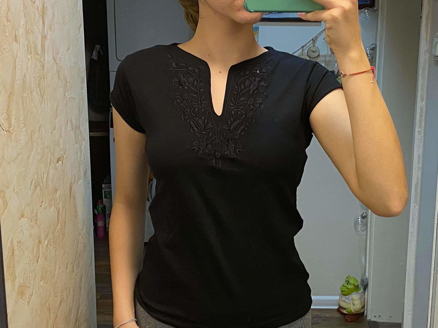Customer photo review of Дамска тениска с V-деколте бродирана с черна ахроматична шевица "Дърво на живота"