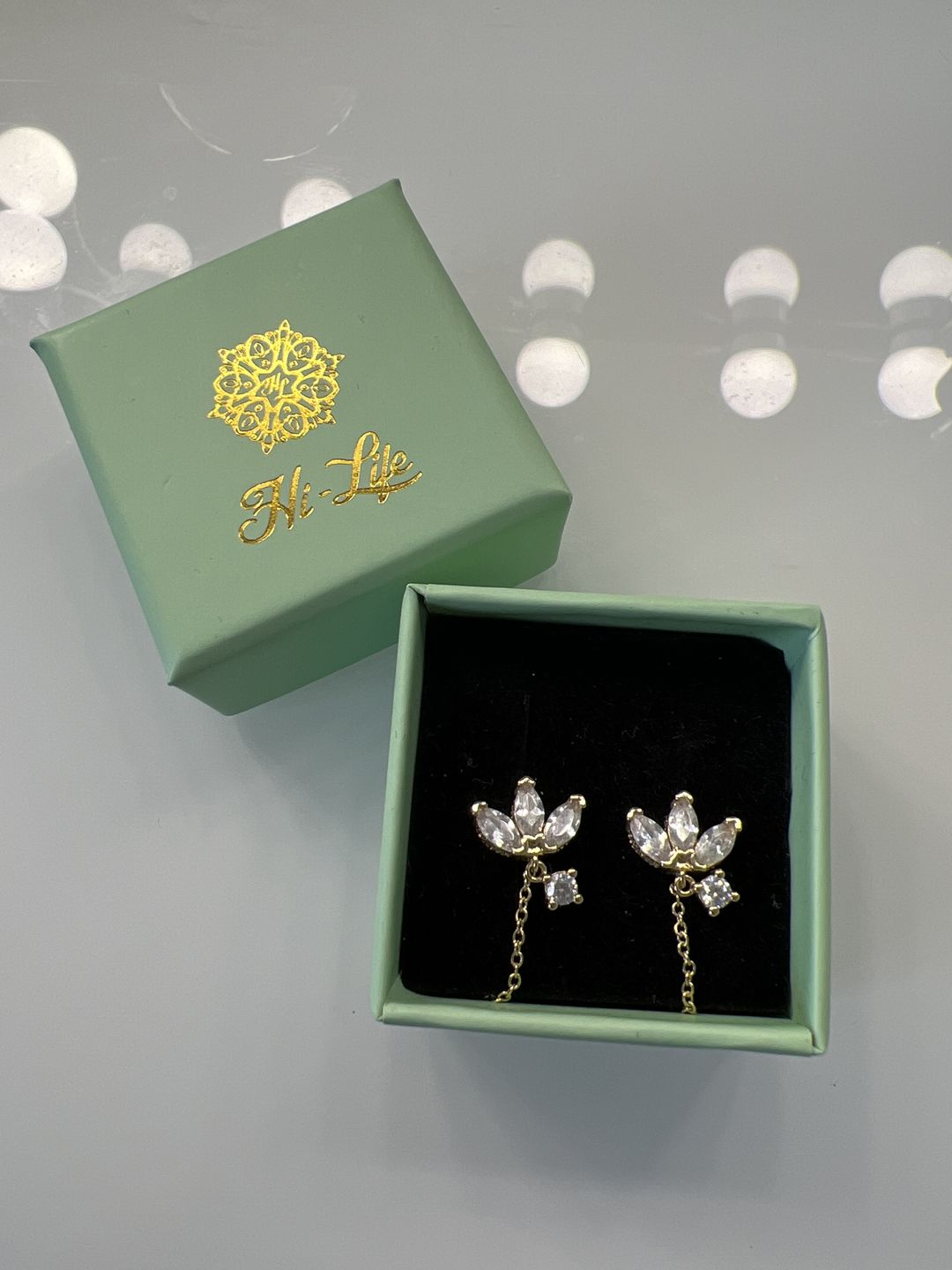 Customer photo review of Limitless Sky Lotus Ohrstecker 14K Vergoldet