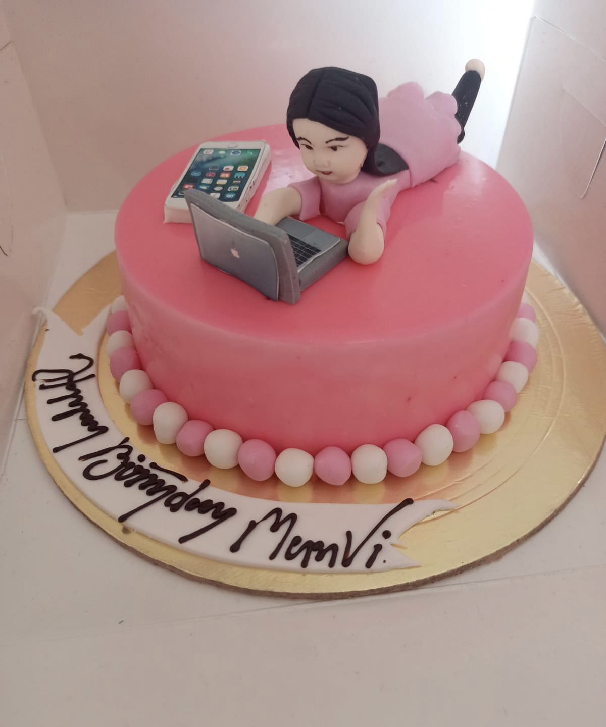 Customer photo review of Workaholic Girl Theme Cake