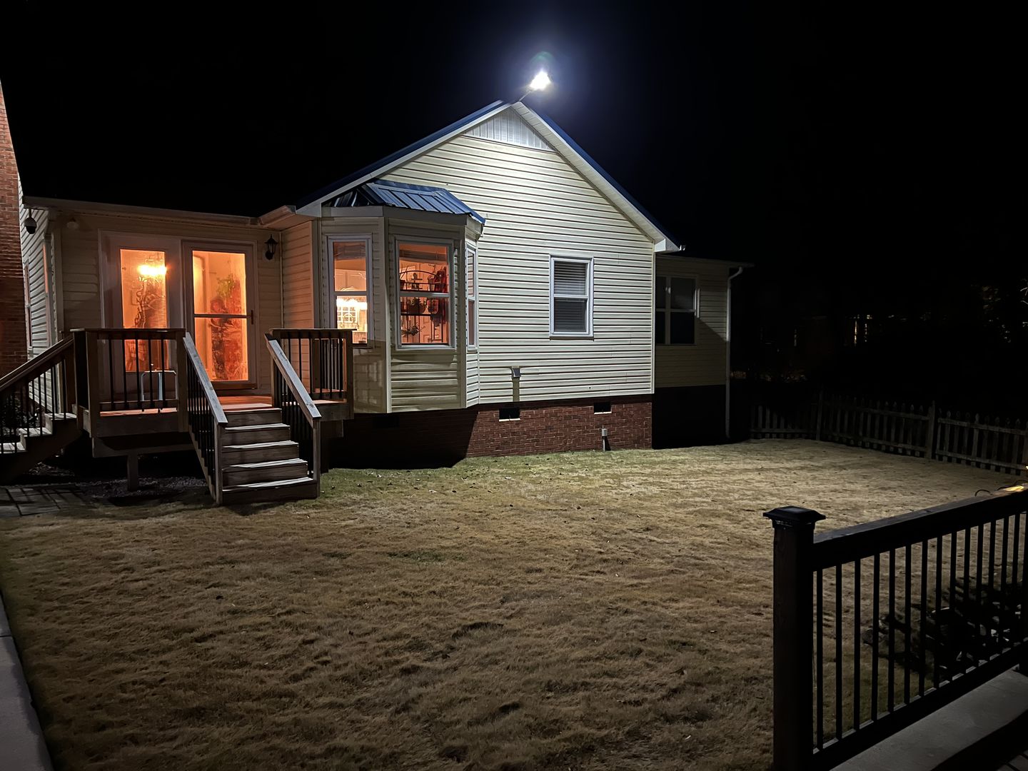 Customer photo review of 140W Solar Street Light 14000 Lumens