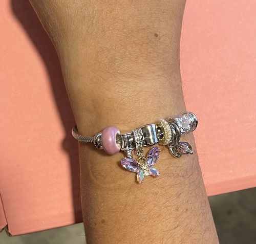 Customer photo review of Pulsera Mariposa Morada de Cristal