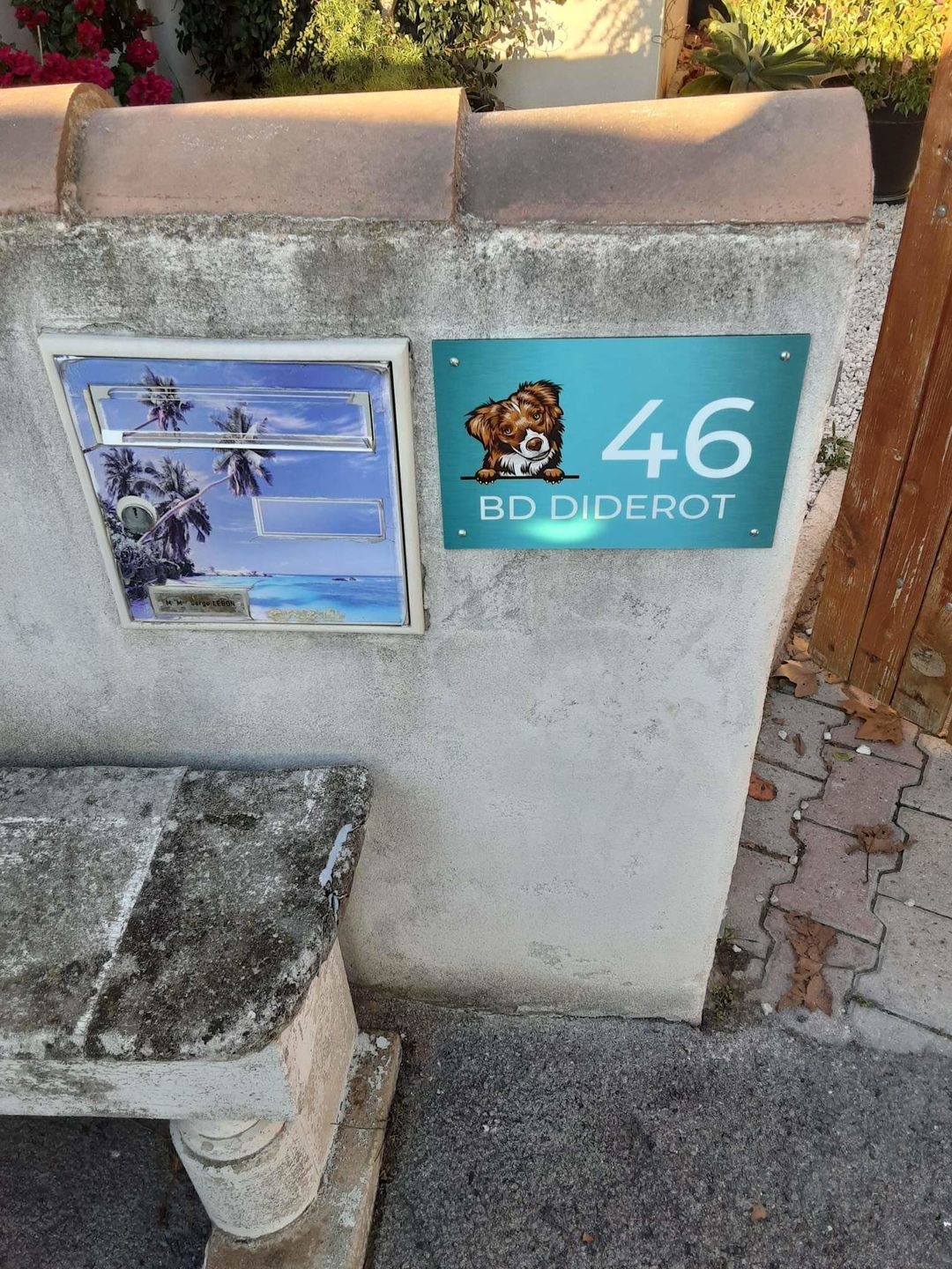 Customer photo review of Chiens curieux et numéro de maison - Plaque de porte personnalisée