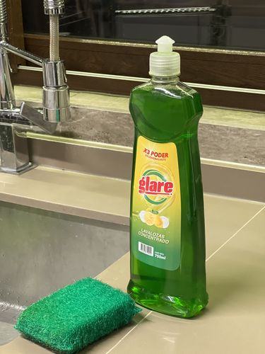 Reseña con foto de un cliente sobre Pack Ahorro X12 - Lavaloza Concentrado Glare Limón 750ml