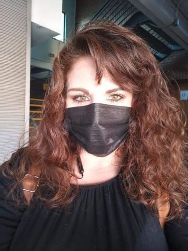 Reseña con foto de un cliente sobre Gorra y Guantes desechables biodegradables