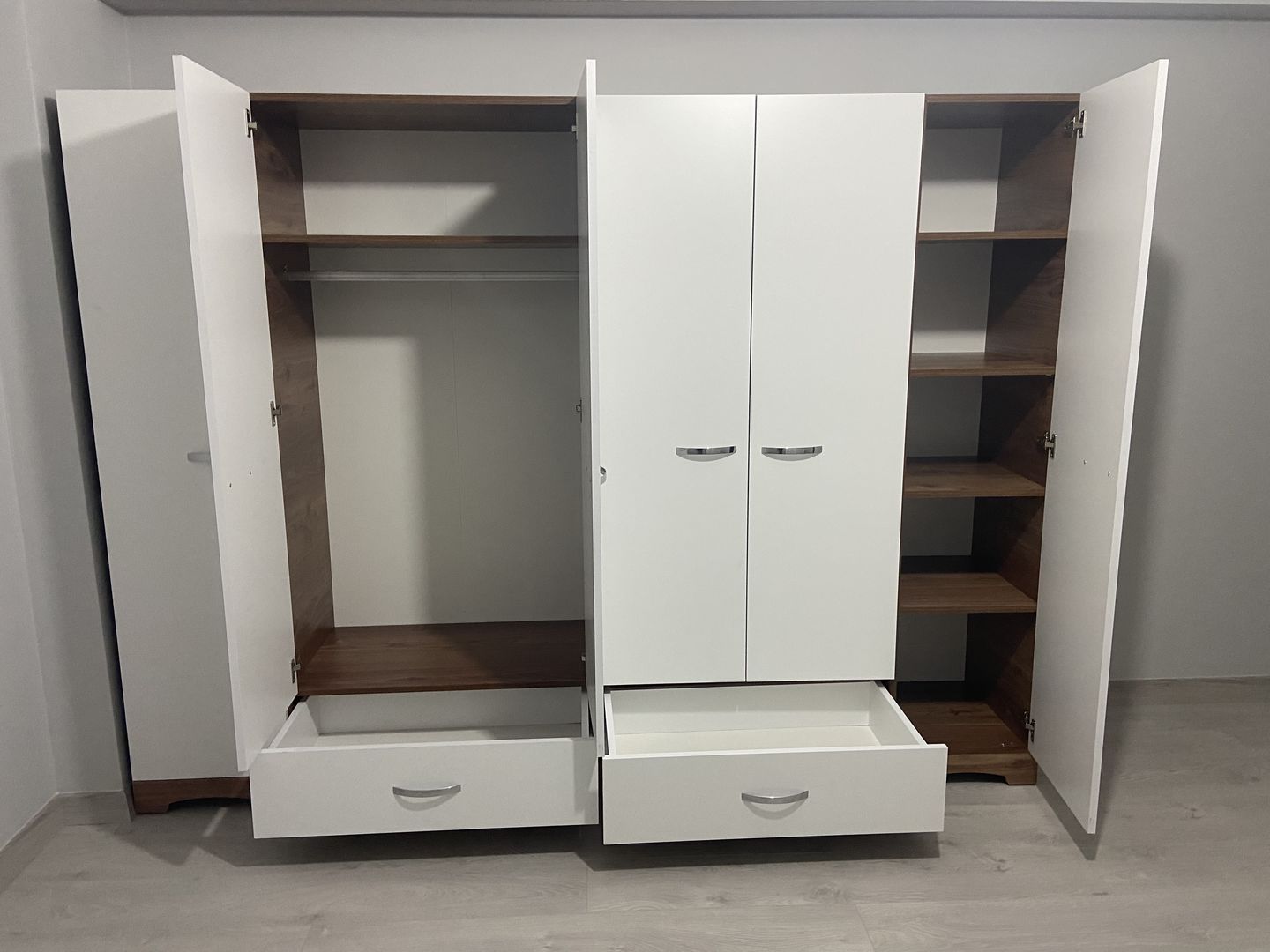 Customer photo review of Rani F4 Geniş Gardırop Elbise Dolabı 6 Kapaklı 2 Çekmeceli 12 Raflı 2 Askılı Tek Modül Minyatür Ceviz - Beyaz