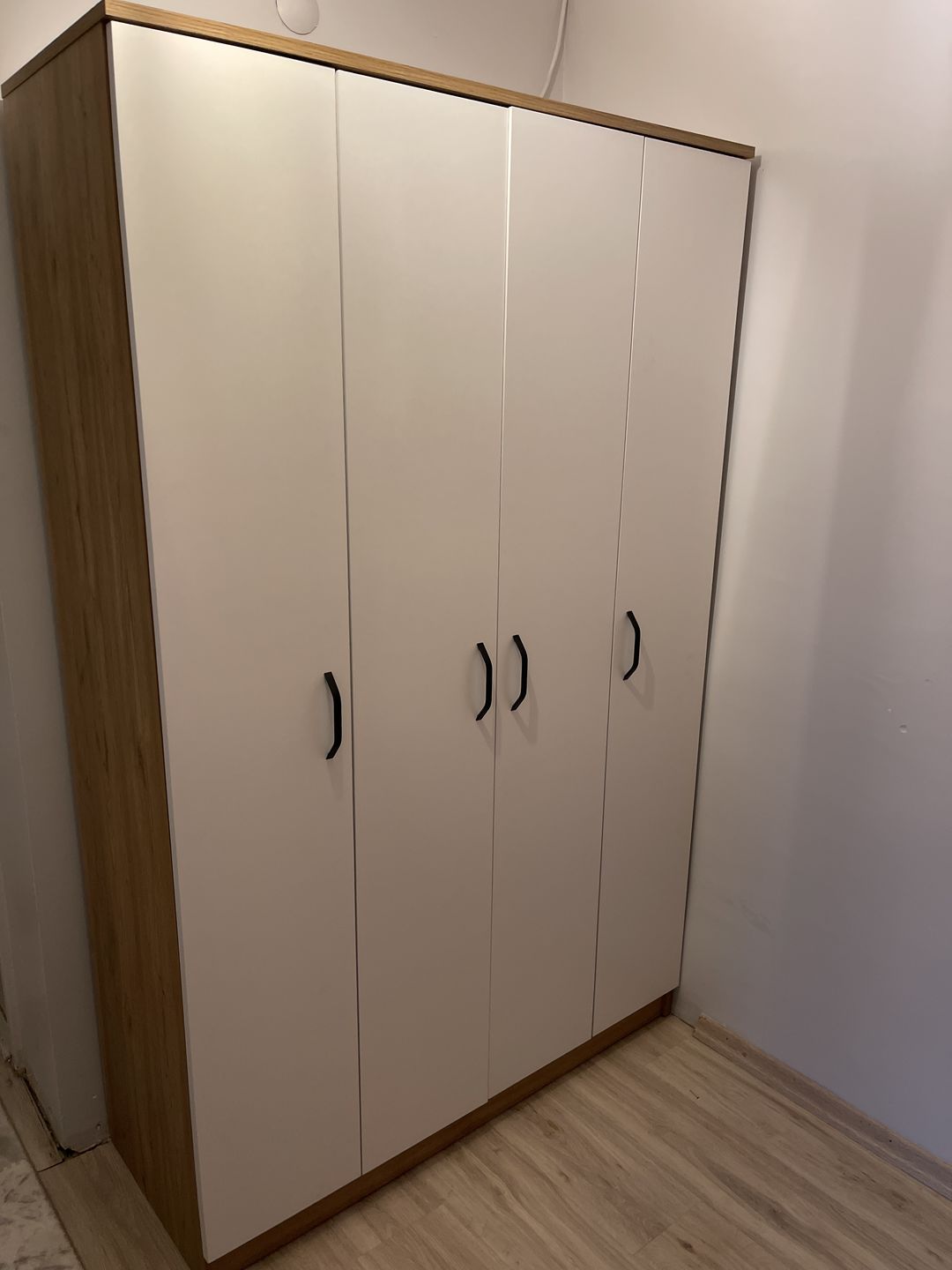 Customer photo review of Rani BA116 Geniş Gardırop Elbise Dolabı 4 Kapaklı 12 Raflı 2 Askılı Sepet Ceviz - Beyaz