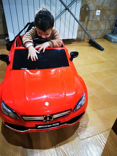 Reseña con foto de un cliente sobre Carro Elétrico para Criança MERCEDES GTR 2x6v Vermelho c/ RODAS DE BORRACHA & ASSENTO EM PELE