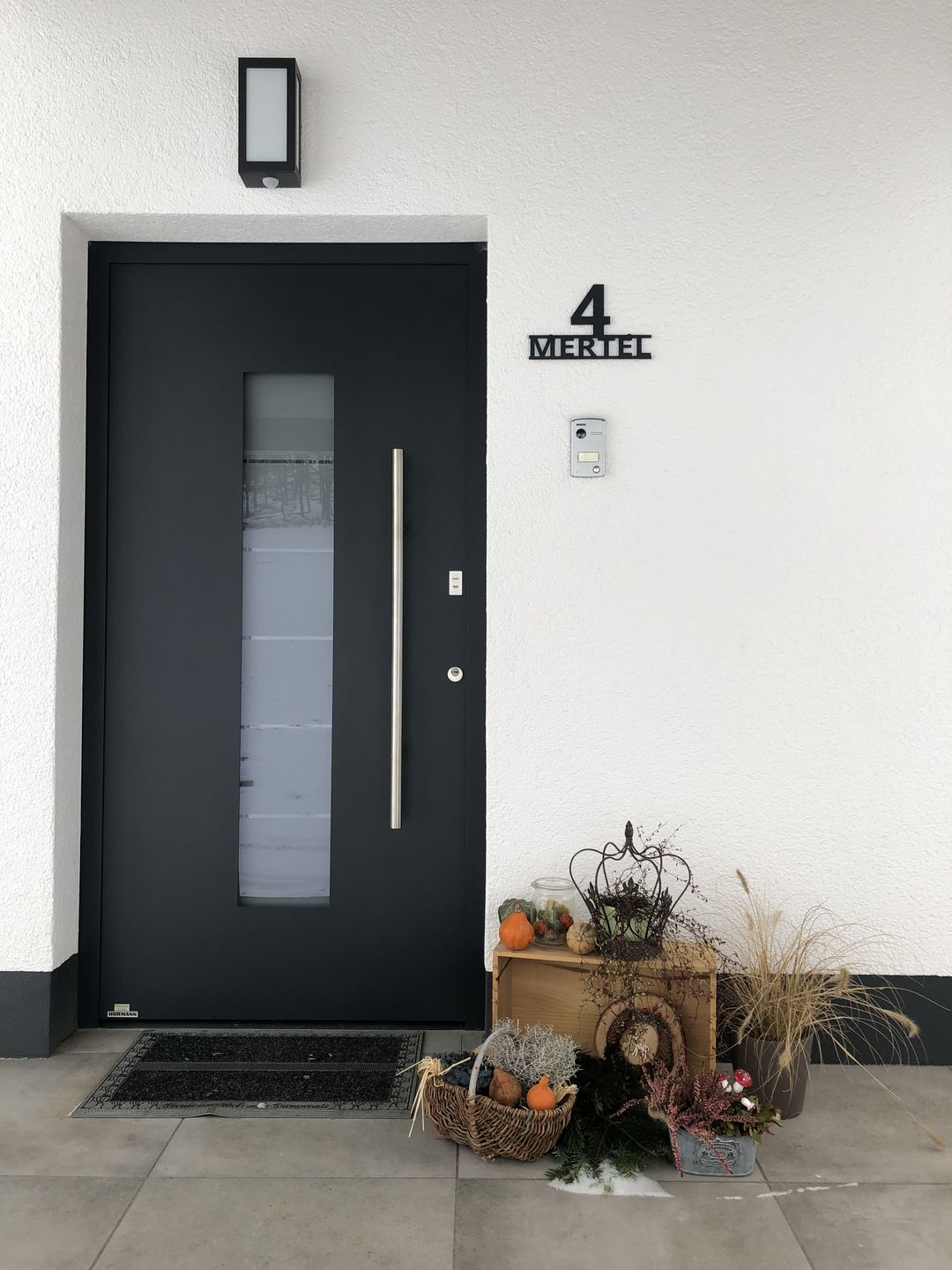Customer photo review of Hausnummer - Modest Art einzeilig aus edlem Stahl mit Familiennamen