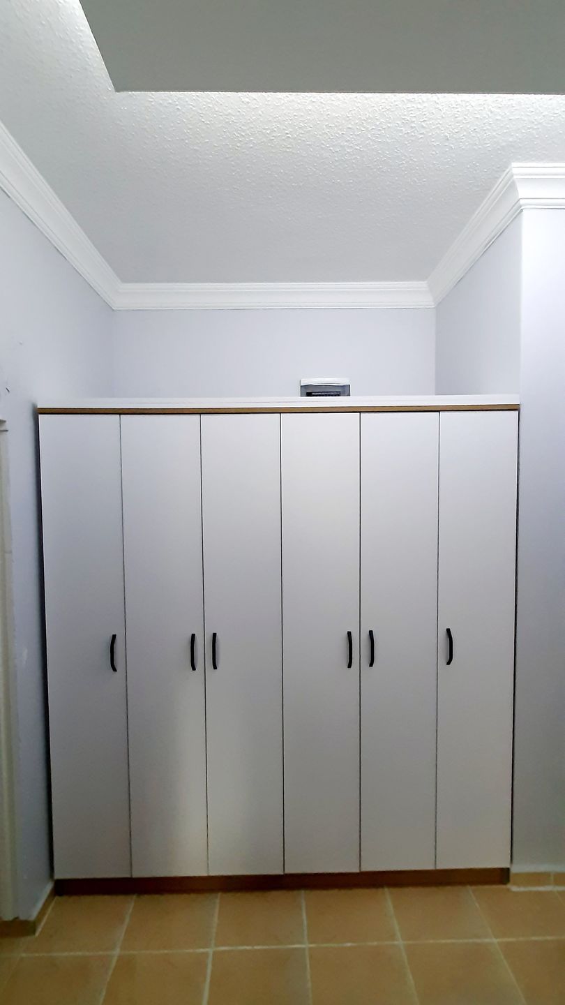 Customer photo review of Rani BA114 Geniş Gardırop Elbise Dolabı 6 Kapaklı 16 Raflı 2 Askılı Sepet Ceviz - Beyaz