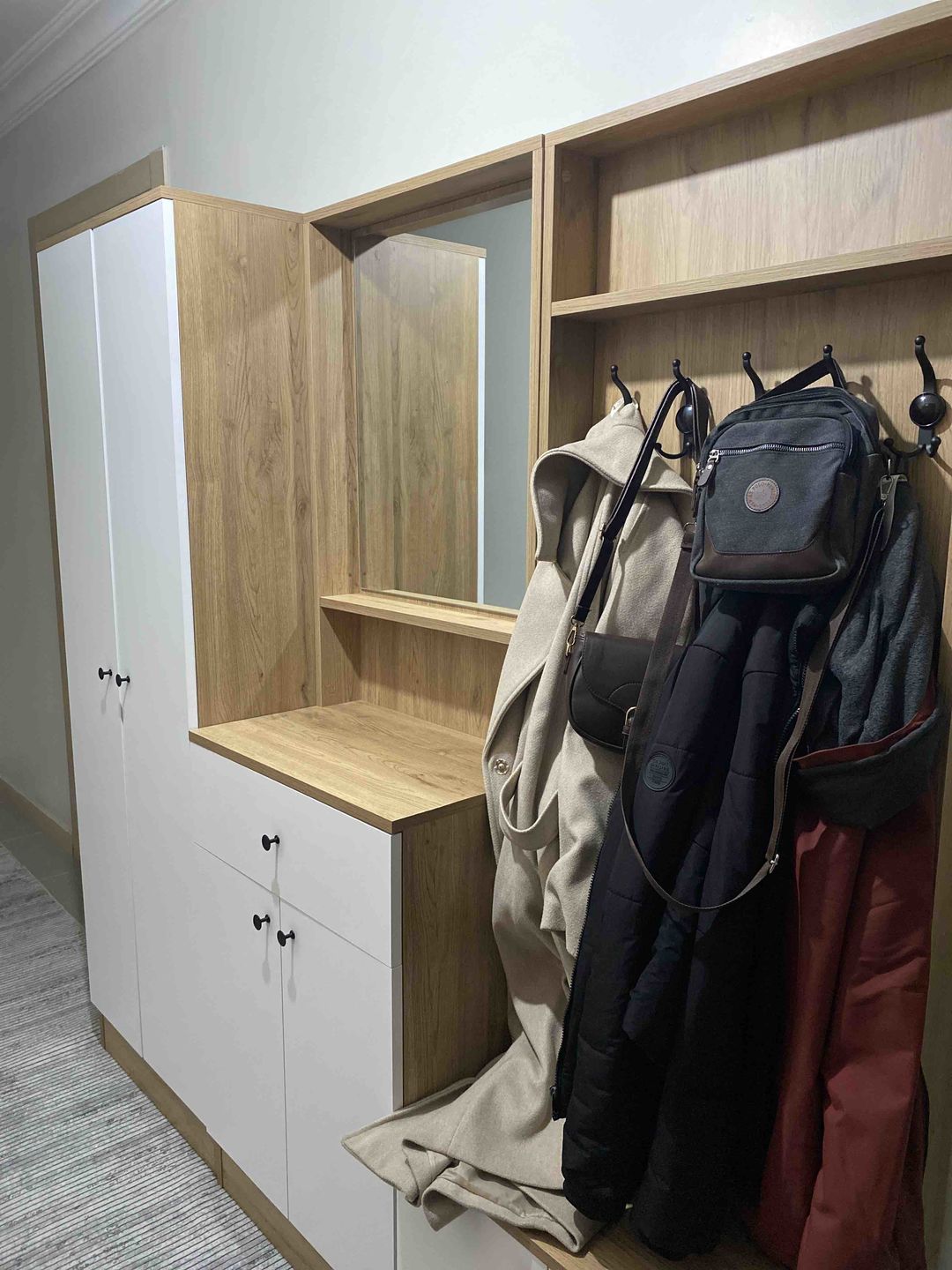 Customer photo review of Rani P6 Modern Çekmeceli Aynalı Raflı Portmanto Ayakkabılık Vestiyer Sepet Ceviz - Beyaz M2