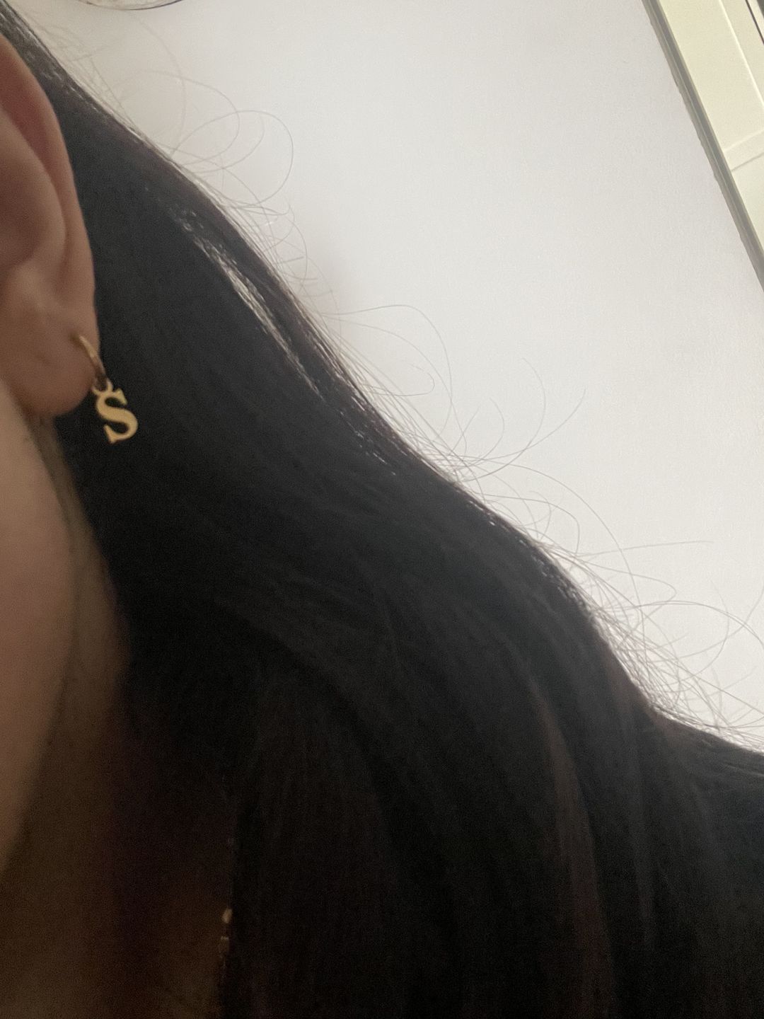 Customer photo review of Simple Letter Ohrring | 18K vergoldet