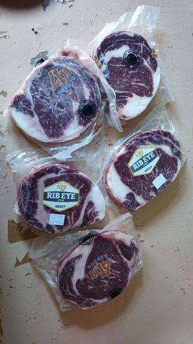 Reseña con foto de un cliente sobre Rib Eye Steak