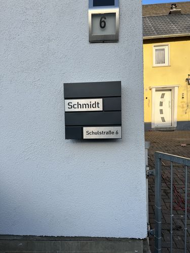 Customer photo review of AlbersDesign Briefkasten B4 anthrazit (RAL7016) personalisiert mit Edelstahl-Schildern