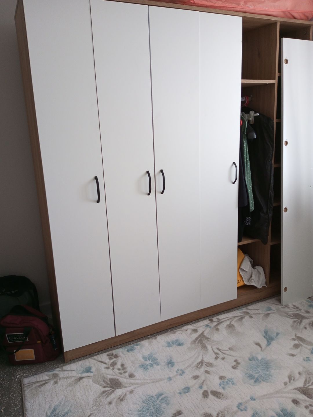 Customer photo review of Rani BA114 Geniş Gardırop Elbise Dolabı 6 Kapaklı 16 Raflı 2 Askılı Sepet Ceviz - Beyaz