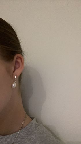 Customer photo review of The Pearl Earring