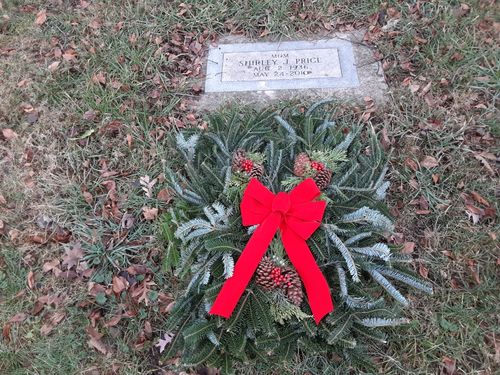 Customer photo review of Fresh Natural Christmas Grave Blanket