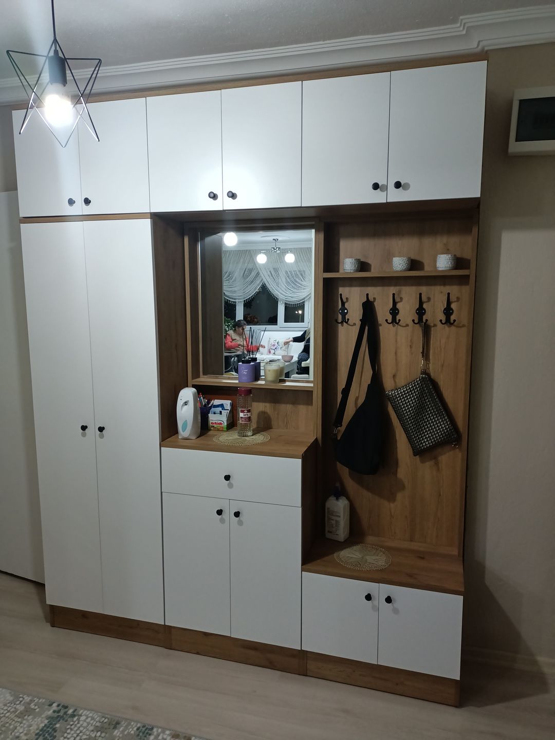 Customer photo review of Rani EA108 Portmanto Çekmeceli Aynalı Askılı Vestiyer Sepet Ceviz - Beyaz