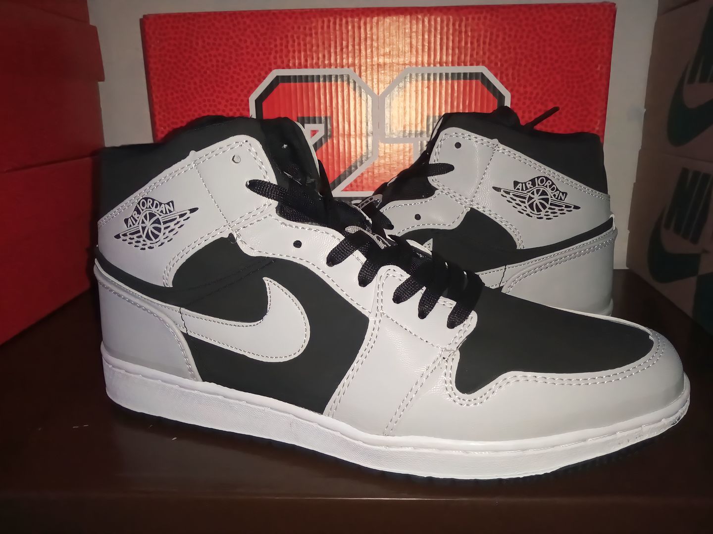 Customer photo review of Tenis Retro 1 Gris Negro