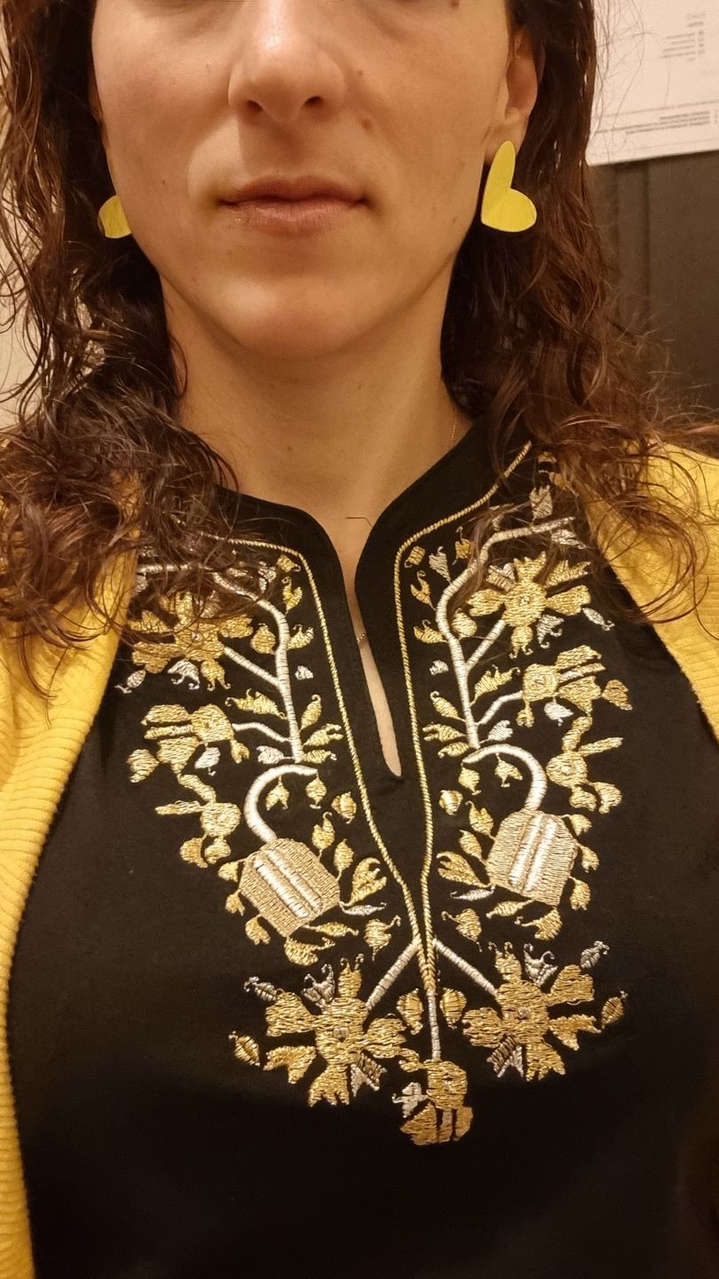 Customer photo review of Дамска тениска с V-деколте бродирана със "златна" шевица "Дърво на живота"